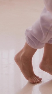 Carla Diaz feet photo thumbnail
