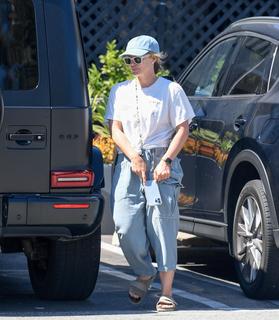 Hilary Duff feet photo thumbnail