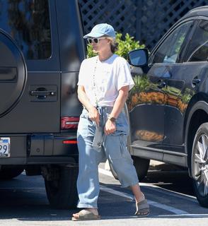 Hilary Duff feet photo thumbnail
