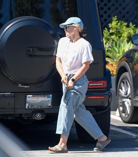 Hilary Duff feet photo thumbnail