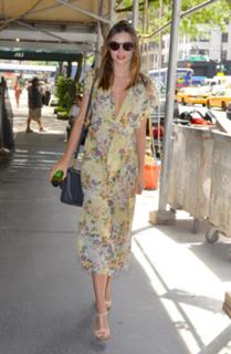 Miranda Kerr feet photo thumbnail