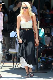 Amber Heard feet photo thumbnail