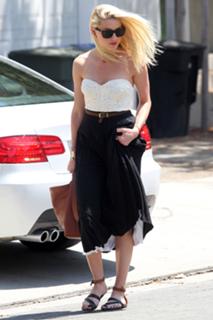 Amber Heard feet photo thumbnail