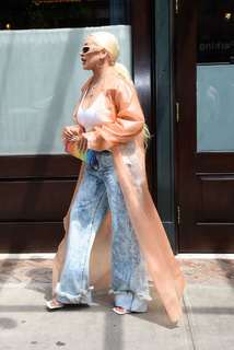 Christina Aguilera feet photo thumbnail