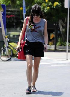 Selma Blair feet photo thumbnail