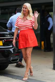 Denise Van Outen feet photo thumbnail