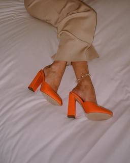 Rosie Huntington-Whiteley feet photo thumbnail