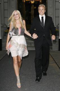Heidi Montag feet photo thumbnail
