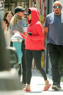 Jennifer Aniston feet photo thumbnail