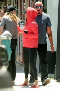 Jennifer Aniston feet photo thumbnail