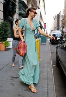Miranda Kerr feet photo thumbnail