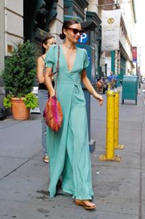 Miranda Kerr feet photo thumbnail
