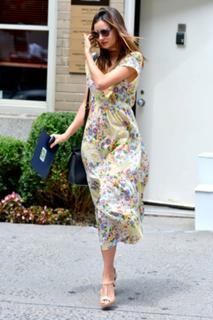 Miranda Kerr feet photo thumbnail