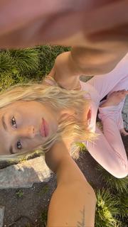 Alexis Ren feet photo thumbnail
