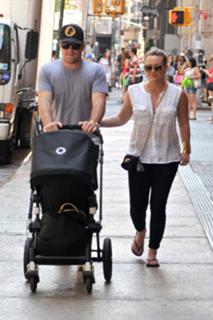 Hilary Duff feet photo thumbnail