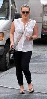 Hilary Duff feet photo thumbnail