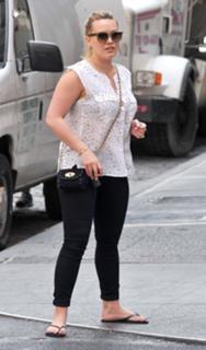 Hilary Duff feet photo thumbnail
