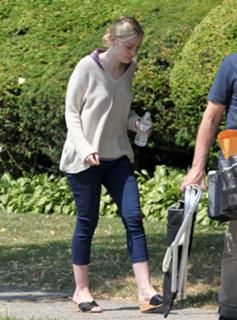 Dakota Fanning feet photo thumbnail