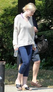Dakota Fanning feet photo thumbnail