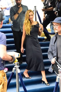 Jennifer Lawrence feet photo thumbnail