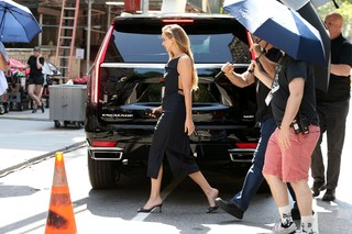 Jennifer Lawrence feet photo thumbnail