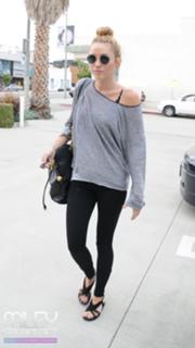 Miley Cyrus feet photo thumbnail