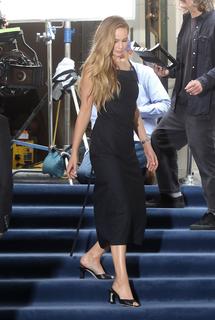 Jennifer Lawrence feet photo thumbnail