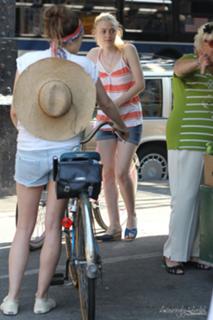 Dakota Fanning feet photo thumbnail
