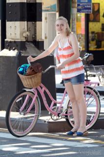 Dakota Fanning feet photo thumbnail