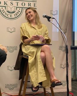 Elizabeth Olsen feet photo thumbnail