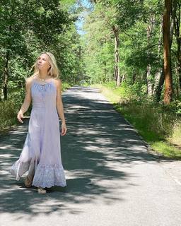Jennie Garth feet photo thumbnail