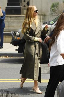 Jennifer Lawrence feet photo thumbnail