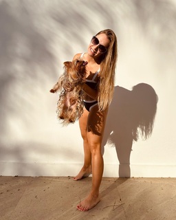 Carla Diaz feet photo thumbnail