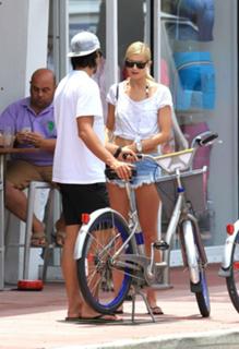 Lena Gercke feet photo thumbnail