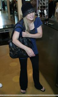 Hilary Duff feet photo thumbnail