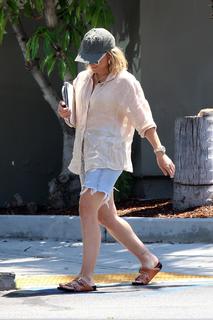 Hilary Duff feet photo thumbnail