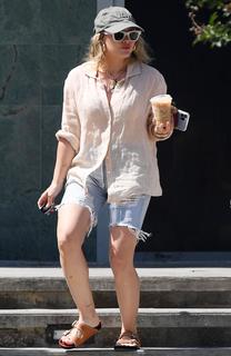 Hilary Duff feet photo thumbnail