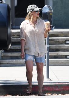 Hilary Duff feet photo thumbnail