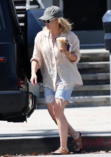 Hilary Duff feet photo thumbnail
