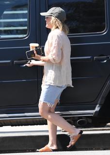 Hilary Duff feet photo thumbnail