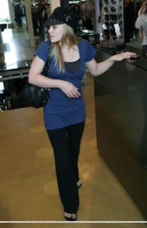 Hilary Duff feet photo thumbnail