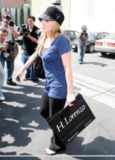 Hilary Duff feet photo thumbnail