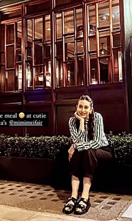 Karisma Kapoor feet photo thumbnail