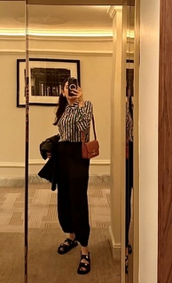 Karisma Kapoor feet photo thumbnail