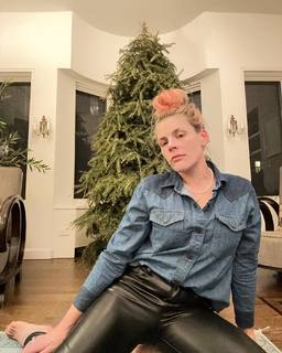 Busy Philipps feet photo thumbnail