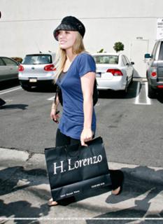 Hilary Duff feet photo thumbnail