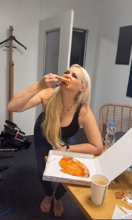 Daniela Katzenberger feet photo thumbnail