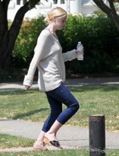 Dakota Fanning feet photo thumbnail