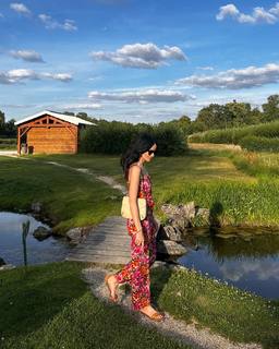 Abigail Spencer feet photo thumbnail