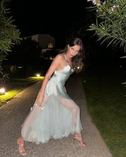 Irina Shayk feet photo thumbnail